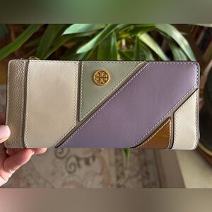 💜Tory Burch bifold patchwork wallet💜
UPDATED PICS